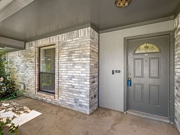 2nd image of 2509 Silvermeadow Ln