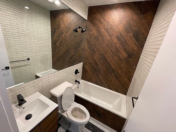 4th image of 644 Lorimer St #3FF