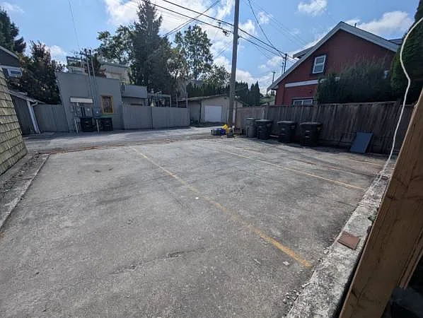 Laurel St — Photo 2