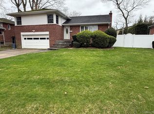 748 Leslie Ln, East Meadow, NY 11554