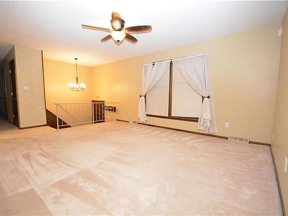 3rd image of 15008 Broadmoor St