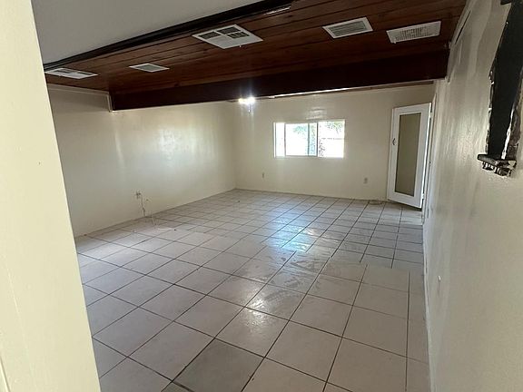 5th image of 17149 Louise St