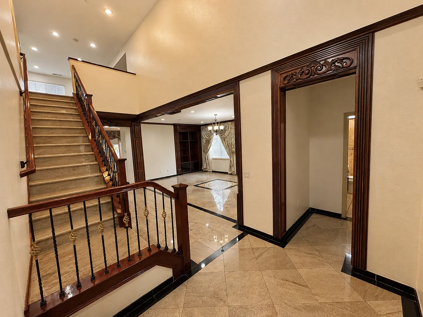 Spacious 5 Bedroom Home in West Oxnard's Desirable Winfield Community — Photo 3