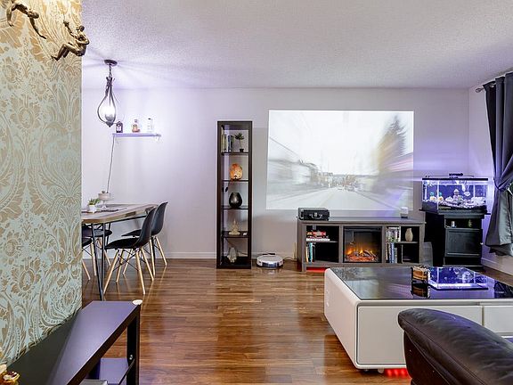 2nd image of 423 Agnes St #208