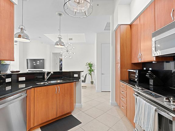 4th image of 801 S Olive Avenue #1621