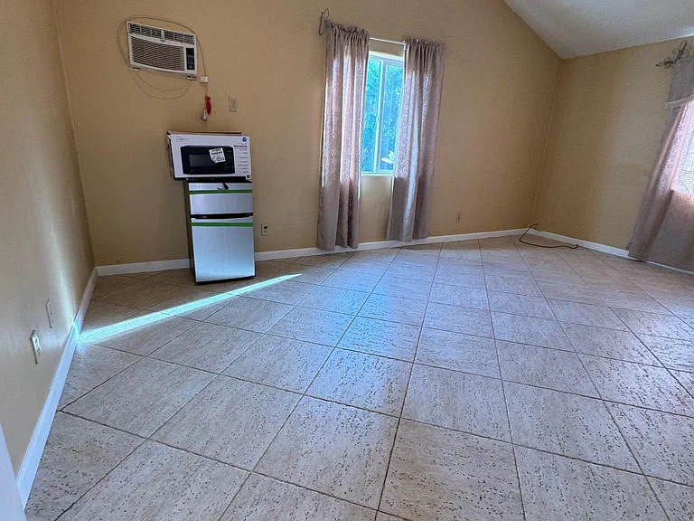 648 Molinar Ave #3 — Photo 7