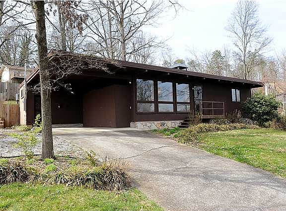 3rd image of 3011 Lancaster Cir