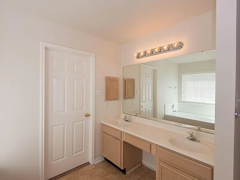 2207 Ames St — Photo 15