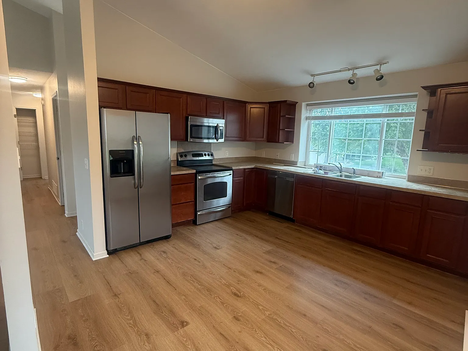 3 bed, 1500 sqft, $2,100 — Photo 2