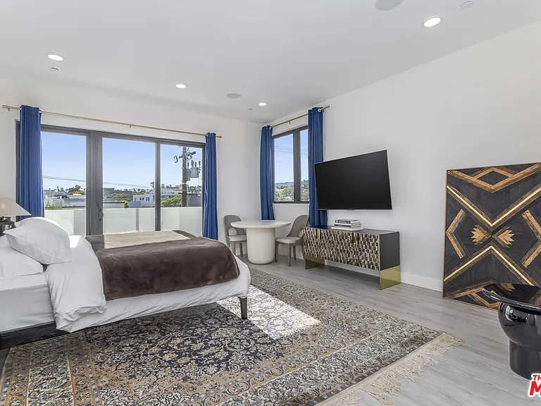 137 N Doheny Dr #3 — Photo 10