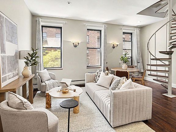4th image of 161 W 71st St #4