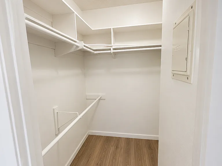 Mesa Manor Apartments — Photo 8