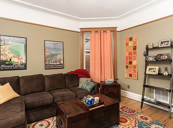 3rd image of 1042 W Diversey Pkwy