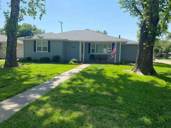 1902 Larson St, Salina, KS 67401