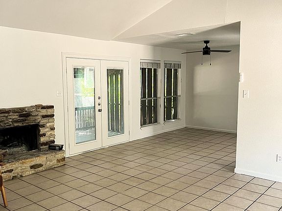 3rd image of 1422 N Lbj Dr