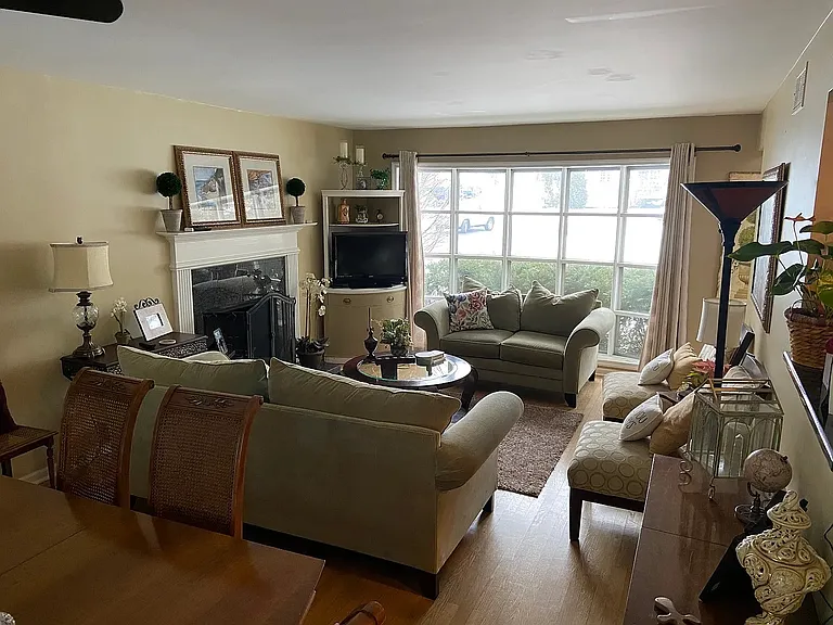 1073 W Elm St — Photo 10