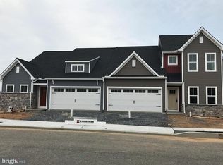 219 Waters Edge Dr, Mount Joy, PA 17552