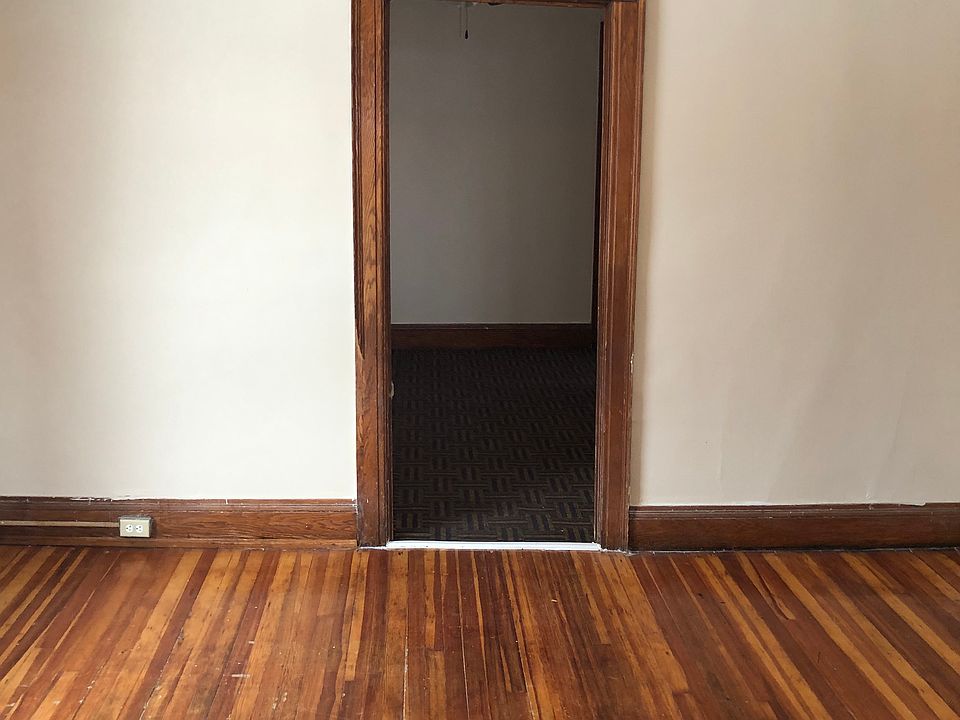 1st image of 102 E Kennedy St