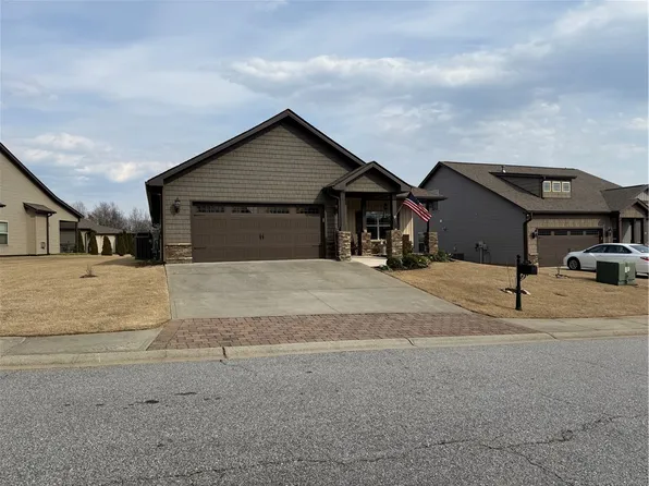 304 Linden Hall Ln, Easley, SC 29640