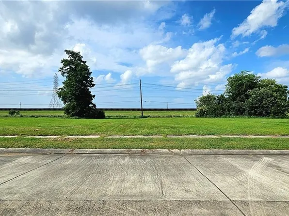 8417 Hermitage Dr, Chalmette, LA 70043
