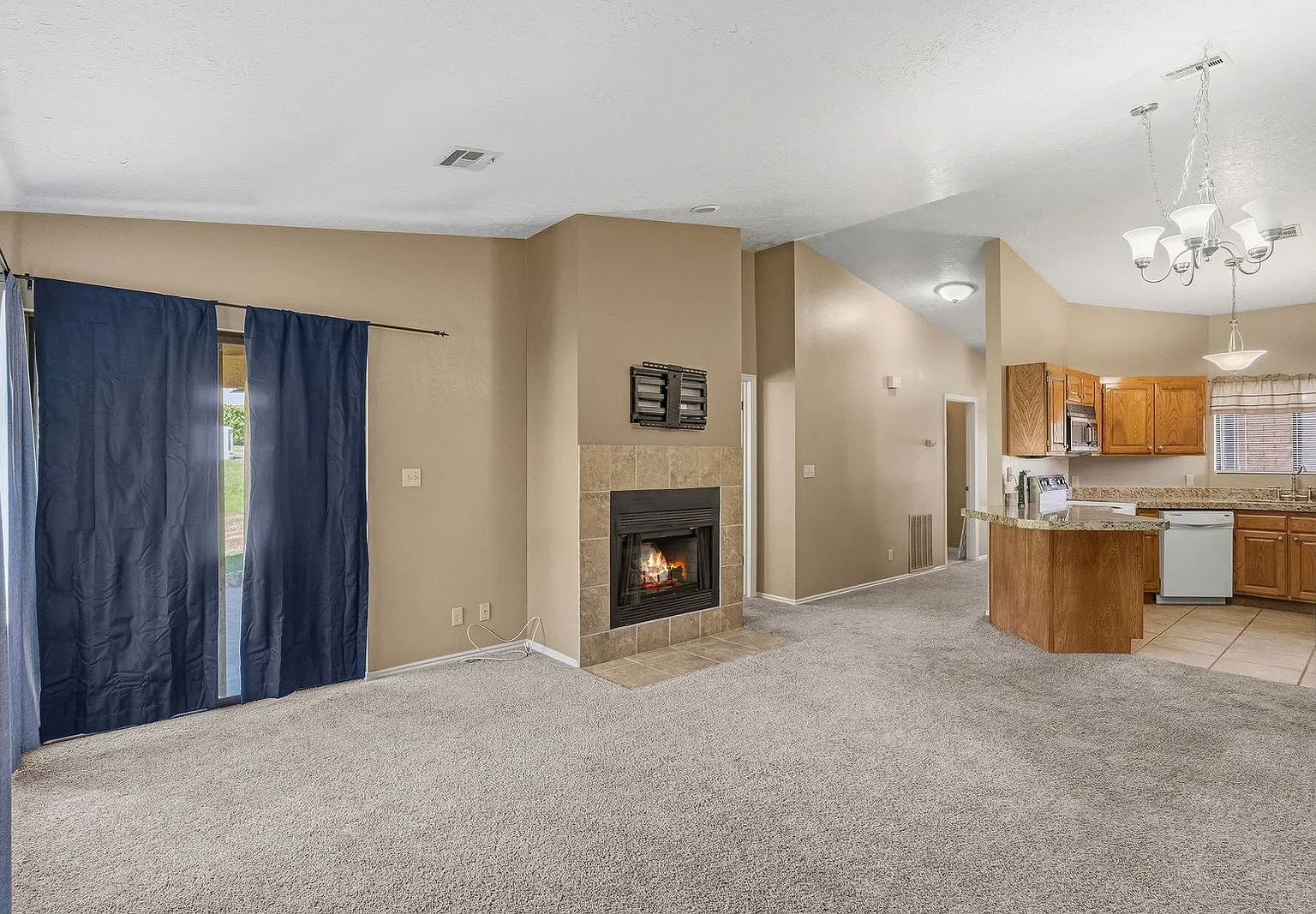 3 bed, 2.0 bath, 1200 sqft, $1,700 — Photo 4