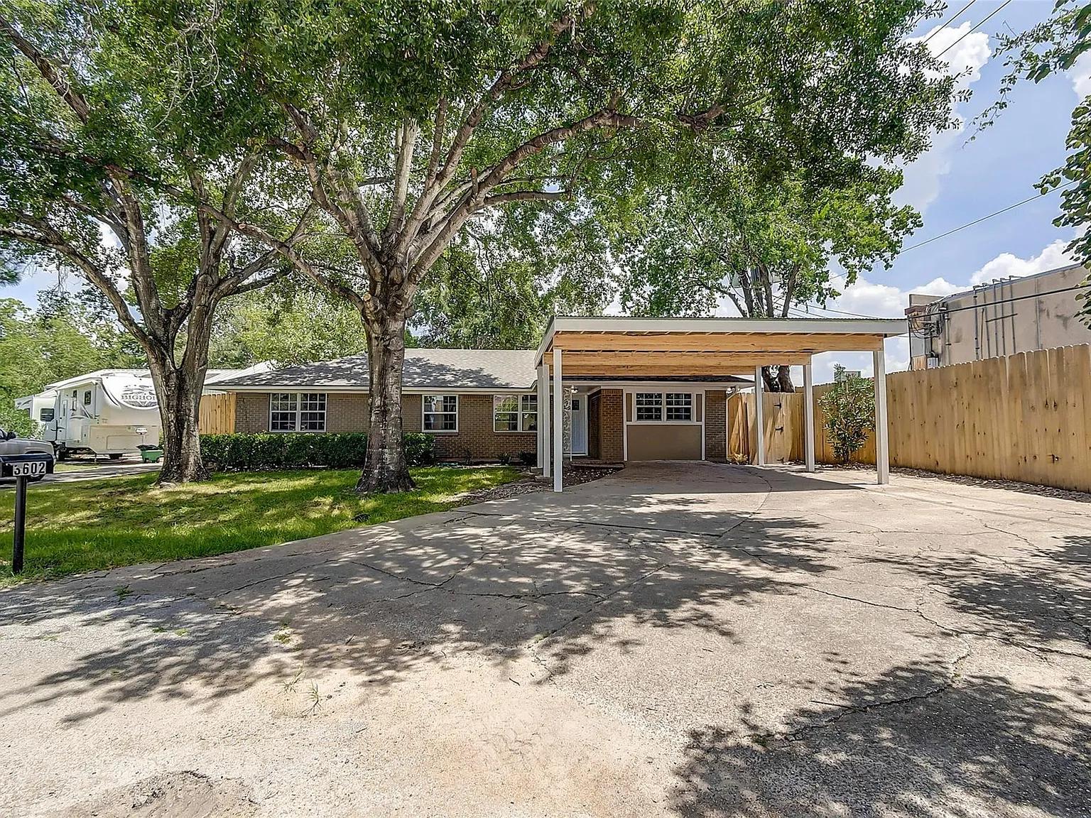 3 bed, 2.0 bath, 1800 sqft, $2,000 — Photo 4