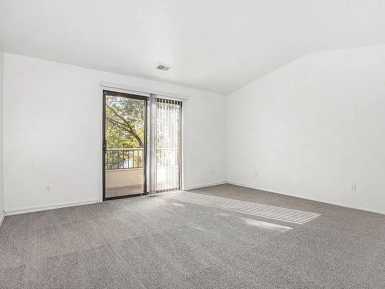 Hampton Lakes Apartments — Photo 11