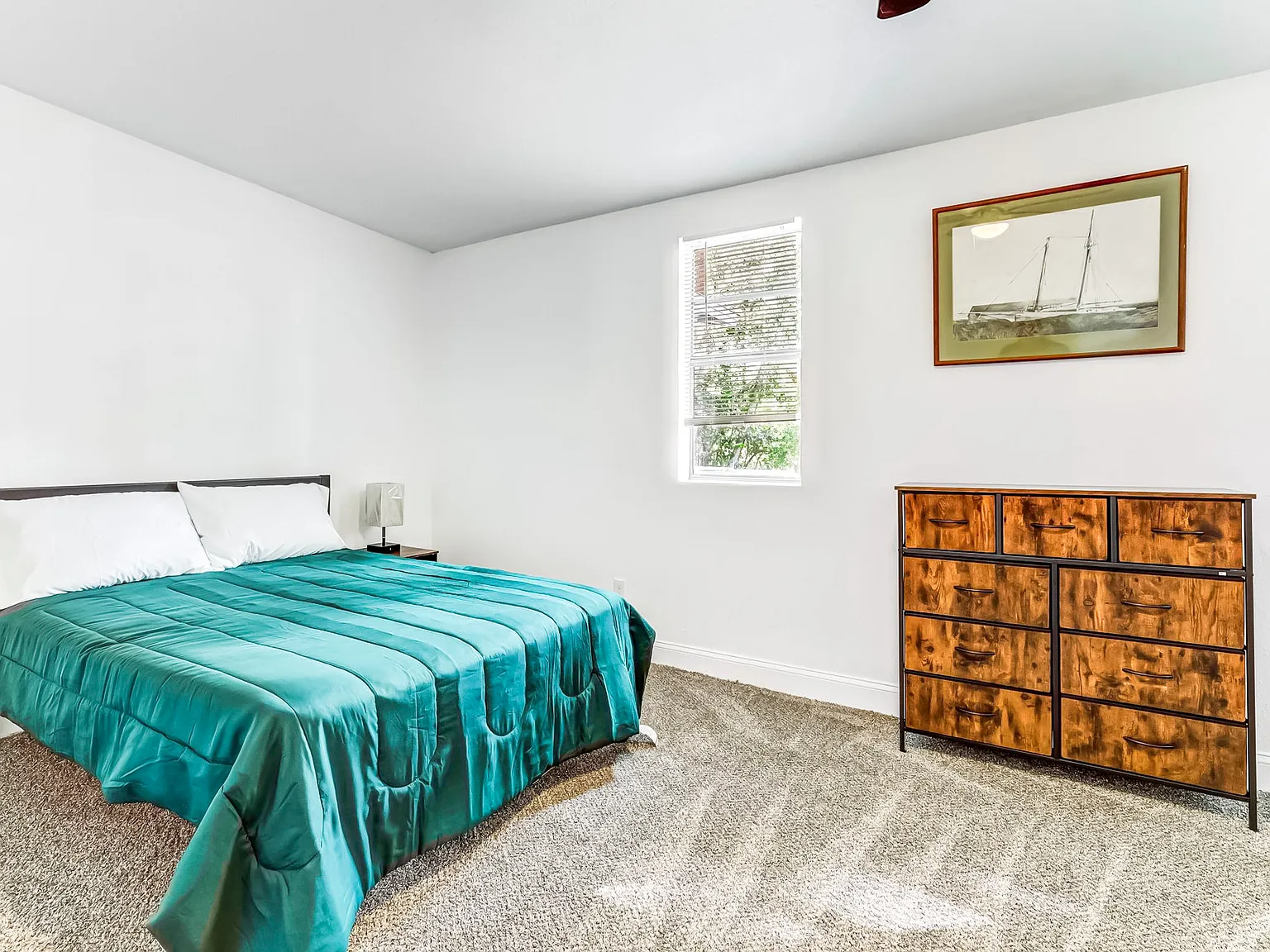 4 bed, 3.0 bath, 2344 sqft, $784 — Photo 3