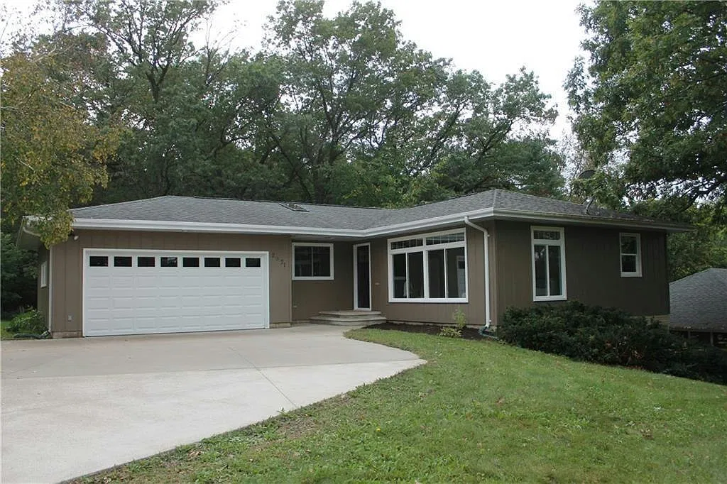 2921 La Salle Street — Photo 1