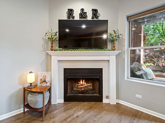 4th image of 1426 W Farragut Ave #1E