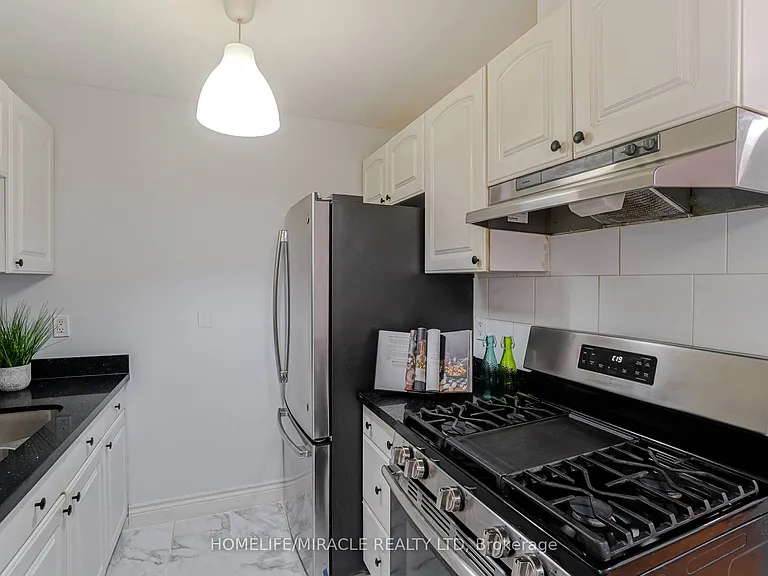 30 Hoskins Sq — Photo 12