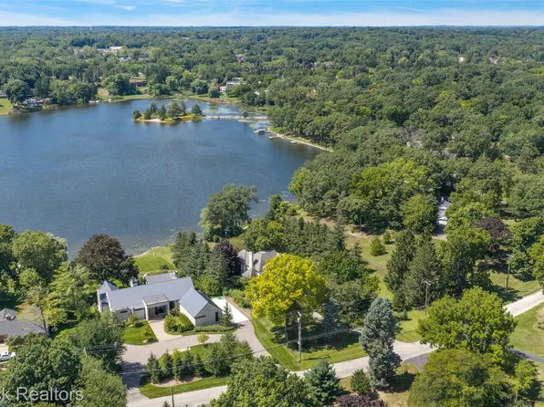 5400 Lane Lake Rd, Bloomfield Hills, MI 48302
