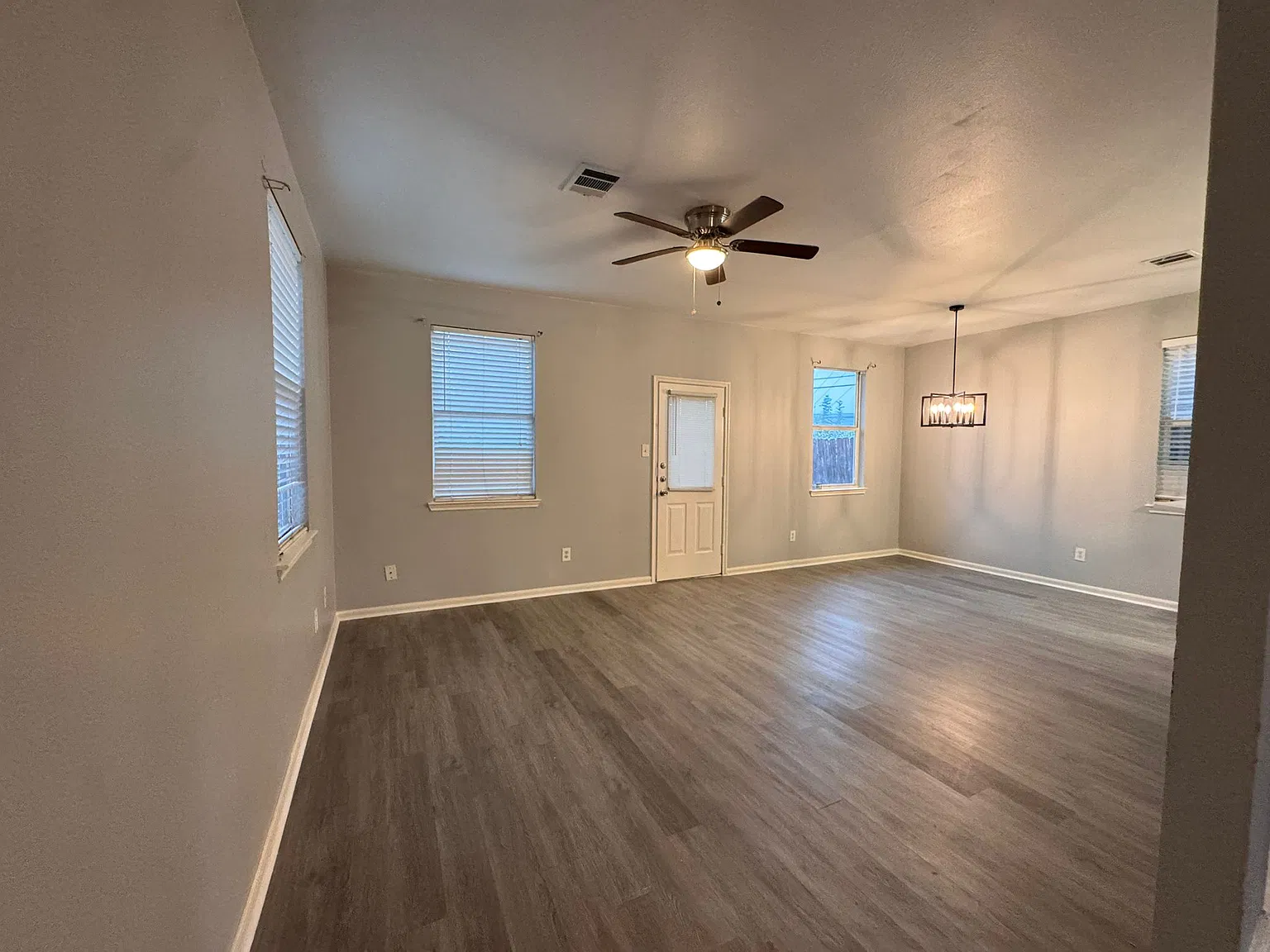 3 bed, 2.5 bath, 1593 sqft, $1,900 — Photo 4