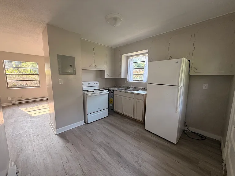 812 Douglas Dr — Photo 10