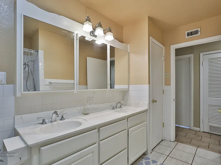 Trifold wardrobe mirror
loads of storage
tub shower combo
double sinks