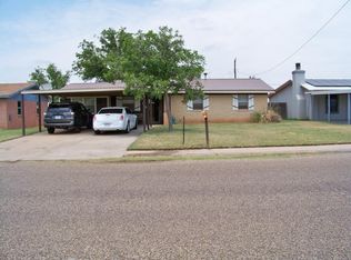 609 E 20th St, Crane, TX 79731