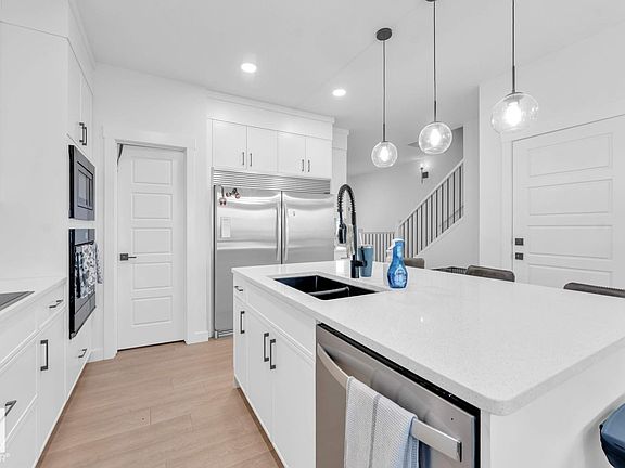 5th image of 3236 Chernowski Way SW