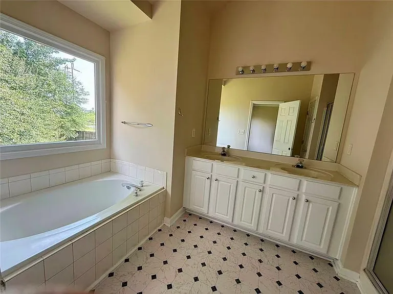 5530 Huntington Mist Dr — Photo 5