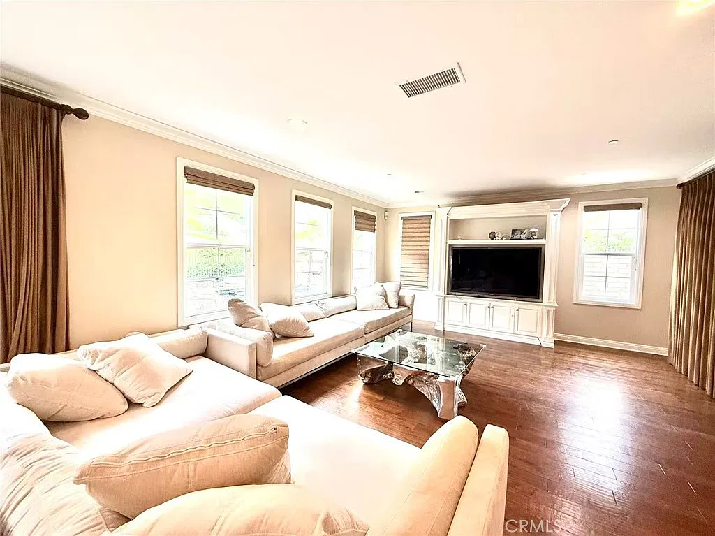 5 bed, 5.5 bath, 5011 sqft, $9,688 — Photo 2