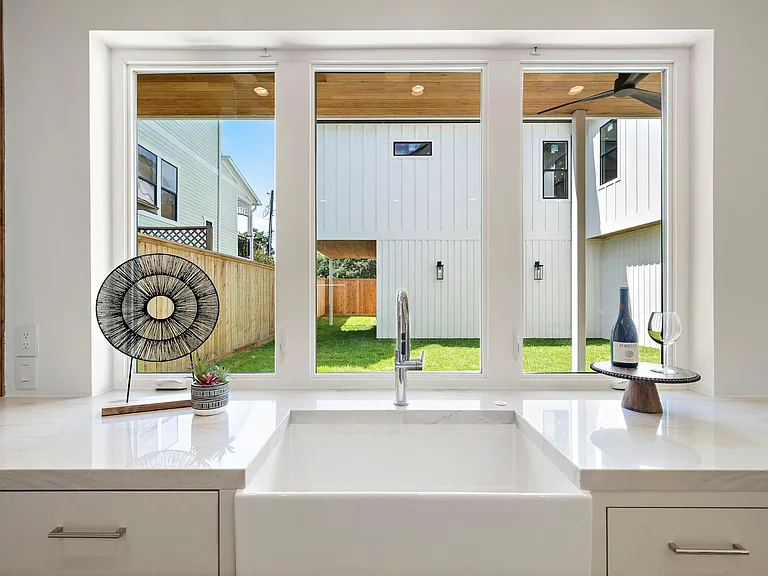 408 Pecore St — Photo 10