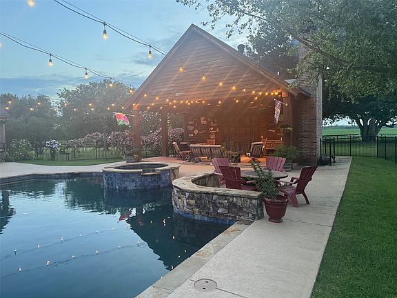 4th image of 1860 Leonard Rd