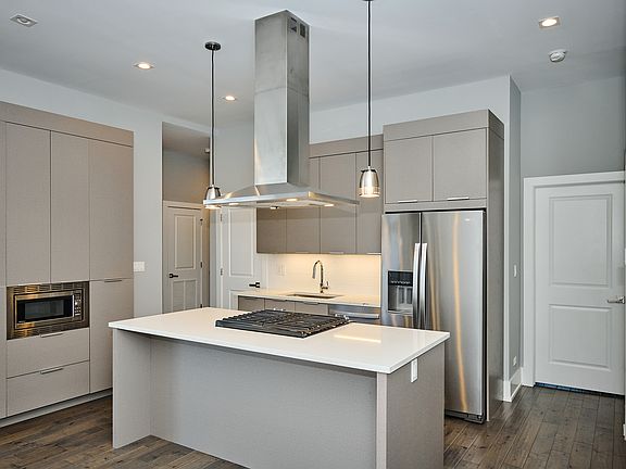 5th image of 1752 W 18th Pl #2N