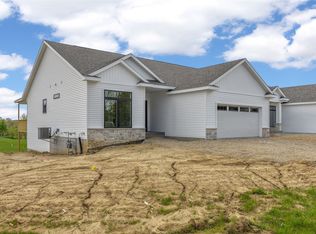 5700 Meadow Grass Cir SE, Cedar Rapids, IA 52403