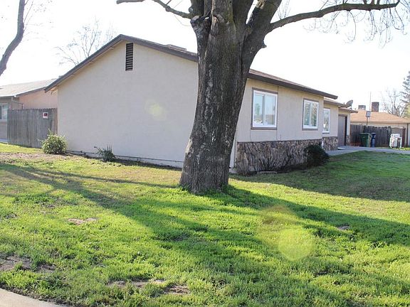 3rd image of 470 Elmwood Ct