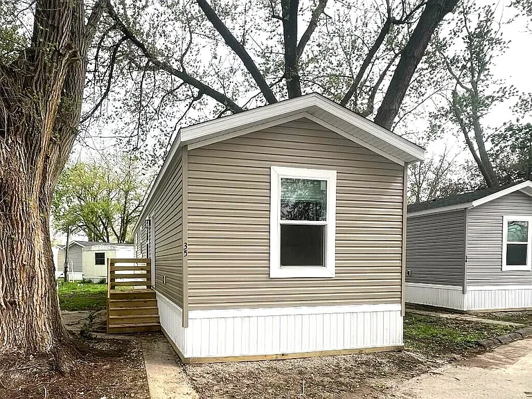 1713 Pella Ave — Photo 1
