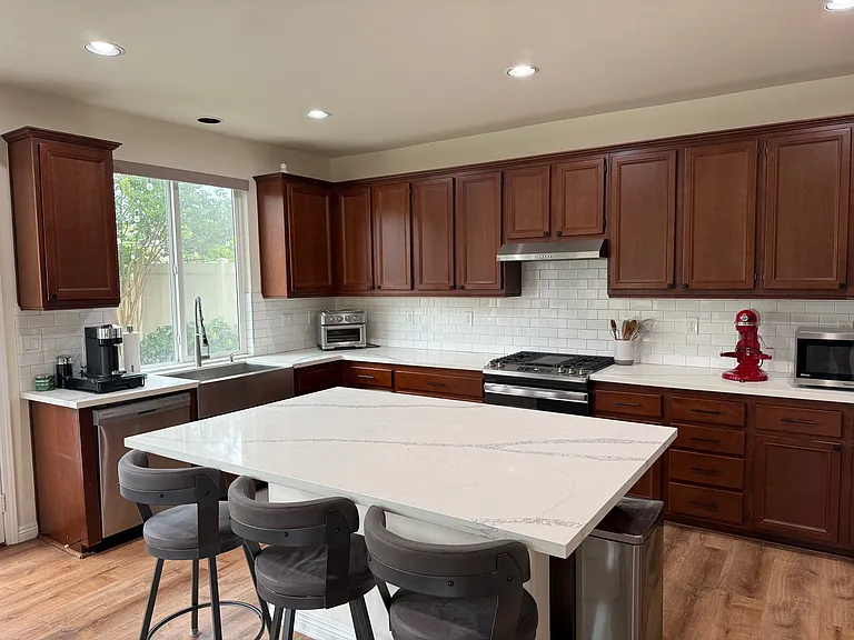Large quartz countertop island, perfect for entertaining guests