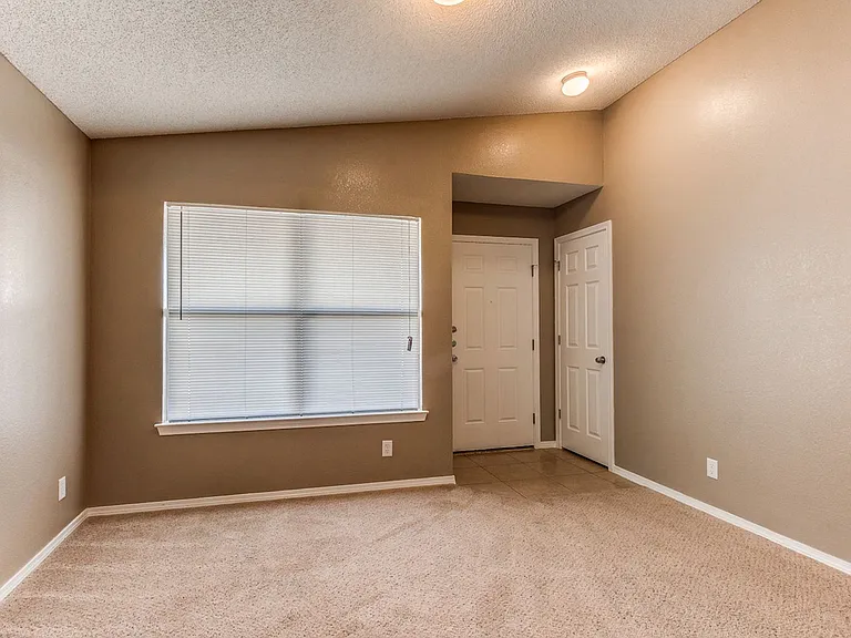 3289 Emerald Point Dr — Photo 4