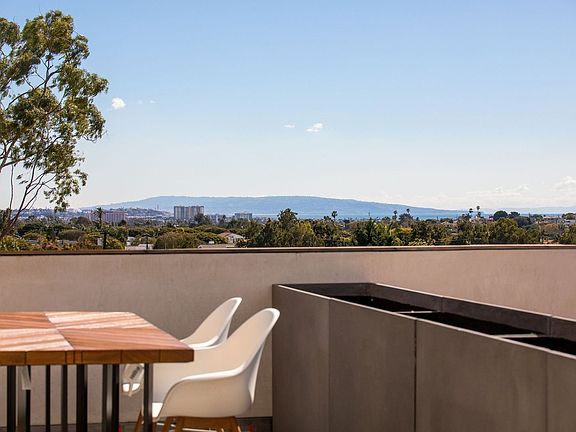 2nd image of 1122 Pico Blvd #409