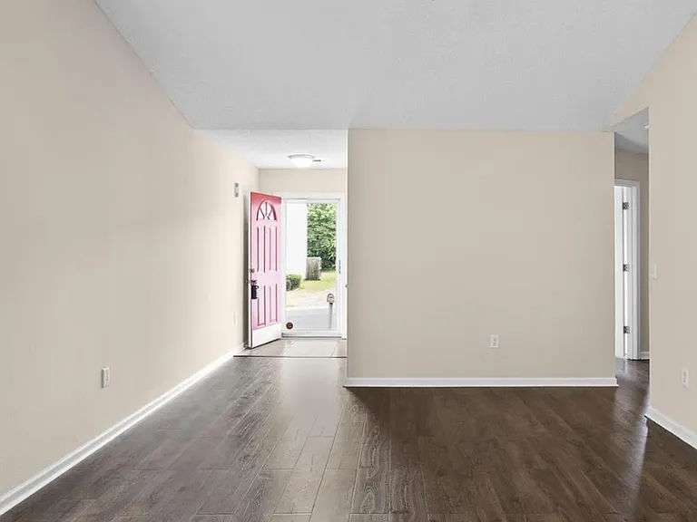 507 Hamilton Chase Dr — Photo 3