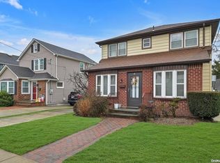 90 Bellmore St, Floral Park, NY 11001